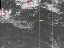A l'ouest, le premier système dépressionnaire de la saison dans le Pacifique sud. A l'ouest, le premier système dépressionnaire de la saison dans le Pacifique sud.