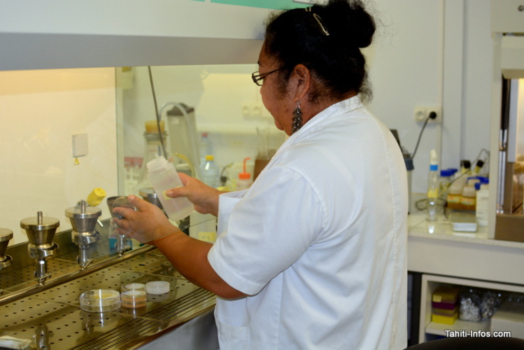 Milly sur un "Poste de sécurité microbio" du Cairap dédié à l'eau