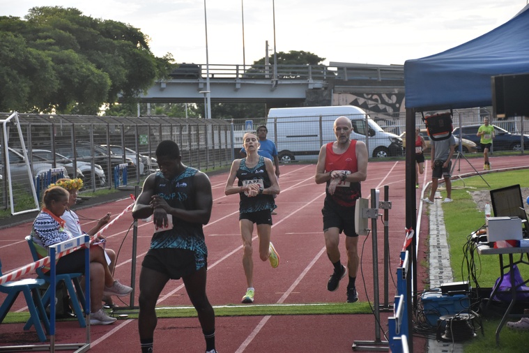 Aurélie Steelandt est la première femme à franchir la ligne d’arrivée. Aurélie Steelandt est la première femme à franchir la ligne d’arrivée.