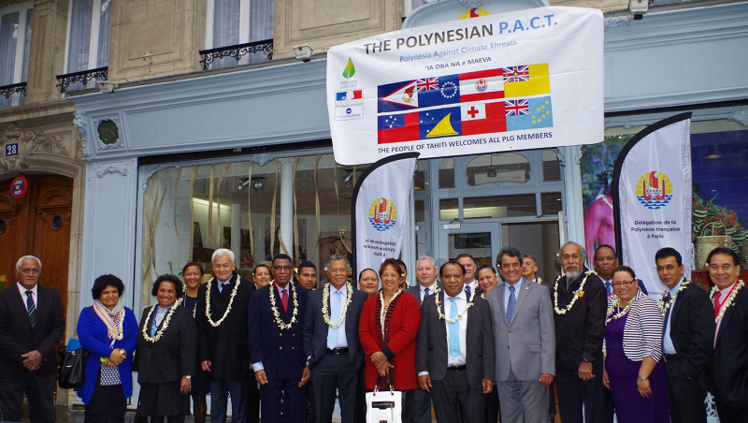 La photo de la "famille" océanienne devant la Délégation polynésienne à Paris.