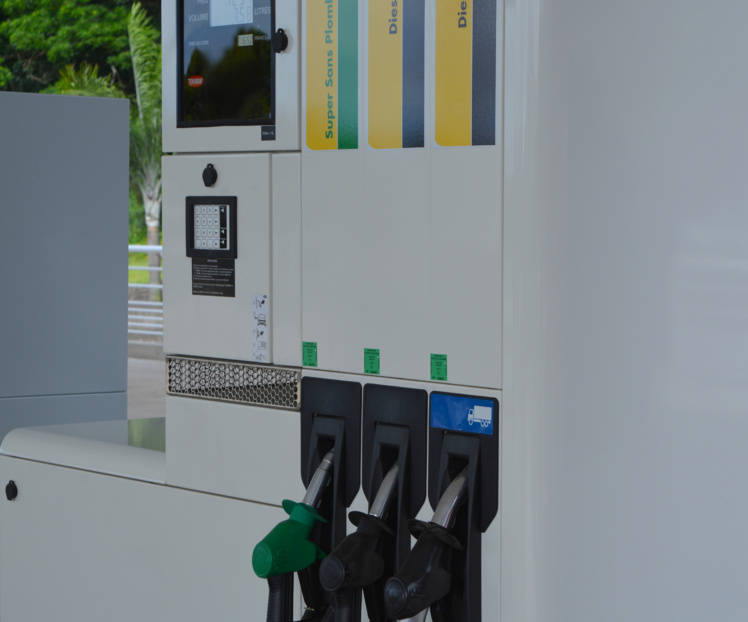 Dès le 1er décembre, le gazole à la pompe passe à 140 Fcfp/litre et l’essence à 143 Fcfp. Dès le 1er décembre, le gazole à la pompe passe à 140 Fcfp/litre et l’essence à 143 Fcfp.