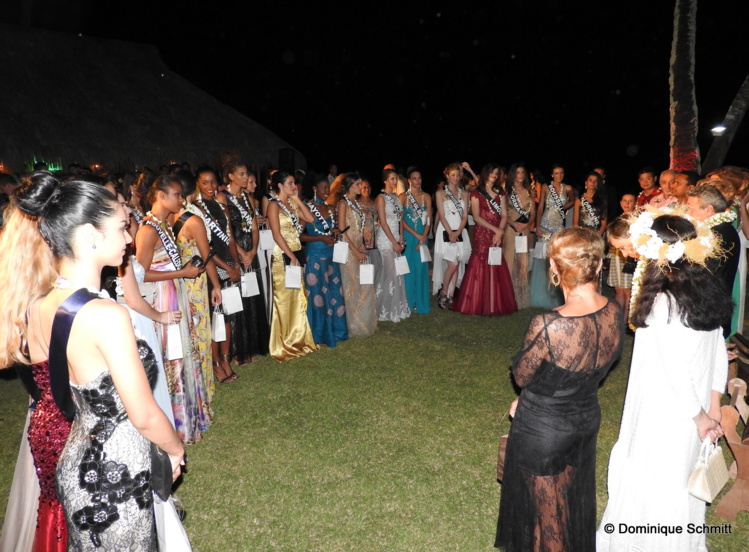 Chaque candidate a reçu une perle noire du fenua. Chaque candidate a reçu une perle noire du fenua.