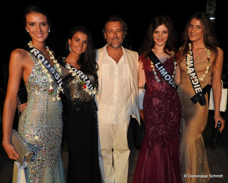 Le boss du Coco's bien entouré... Le boss du Coco's bien entouré...