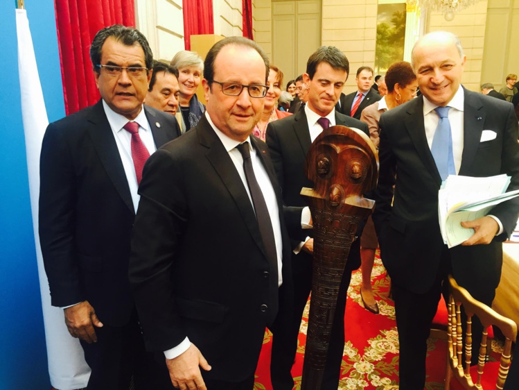 françois Hollande reçoit un casse tête marquisien des mains d' Edouard Fritch ( DR)
