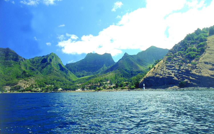 La baie de Cumberland et, à l’arrière-plan, le petit village de San Juan Bautista, dévasté le 27 février 2010 par un tsunami. La baie de Cumberland et, à l’arrière-plan, le petit village de San Juan Bautista, dévasté le 27 février 2010 par un tsunami.