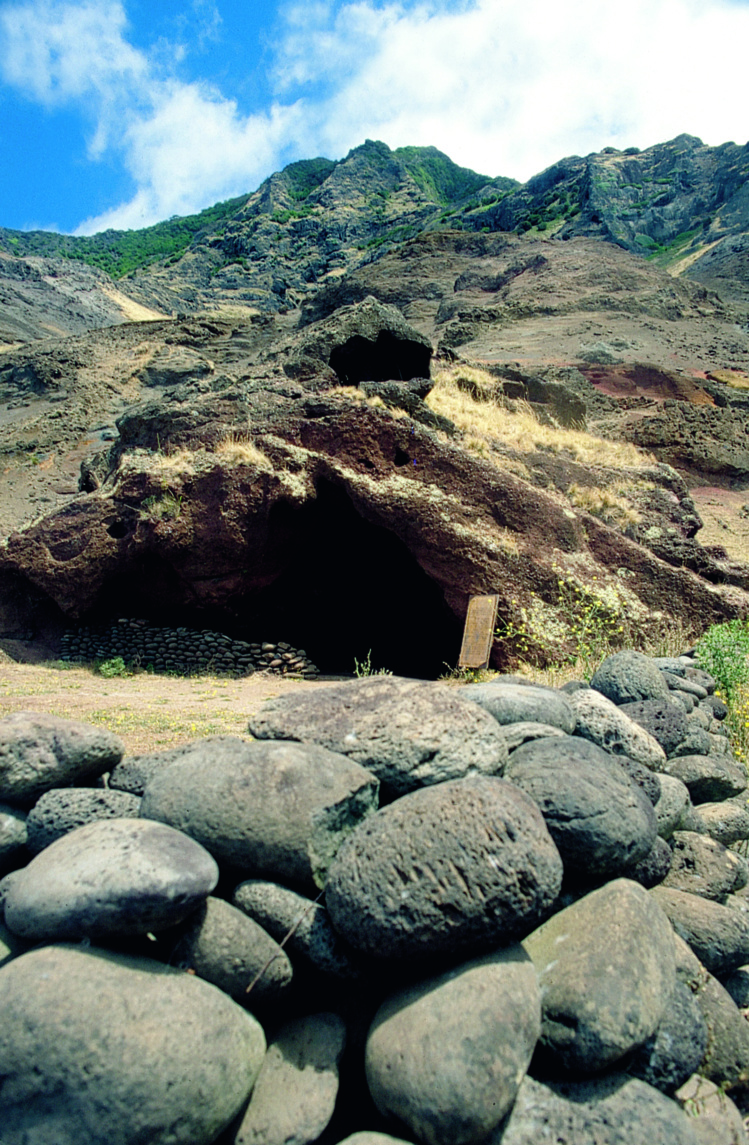 Les légendes locales assurent que c’est dans cette grotte que vécut, pendant plus de quatre ans, Alexander Selkirk. Les légendes locales assurent que c’est dans cette grotte que vécut, pendant plus de quatre ans, Alexander Selkirk.