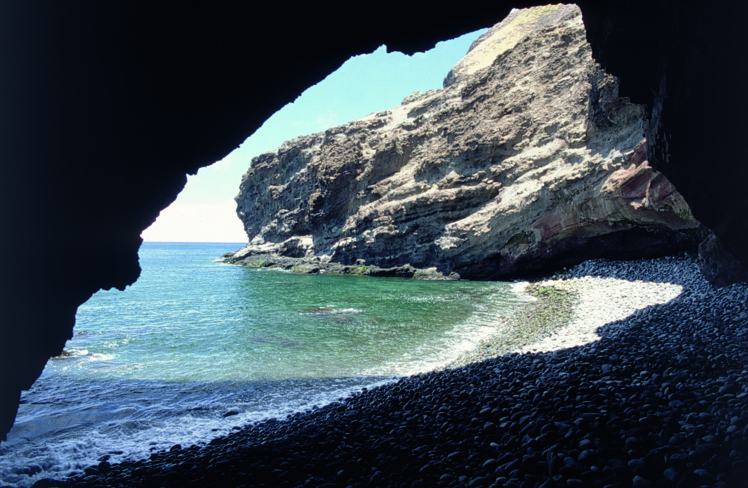 4 ans et 4 mois ; c’est le temps que passa, seul, le marin écossais sur l’île alors appelée Masatierra, scrutant tous les jours l’océan. 4 ans et 4 mois ; c’est le temps que passa, seul, le marin écossais sur l’île alors appelée Masatierra, scrutant tous les jours l’océan.