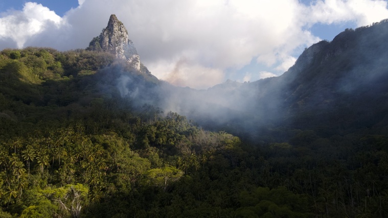 Ua Pou. Le fond de vallée de Hakahetau est en feu. Ua Pou. Le fond de vallée de Hakahetau est en feu.