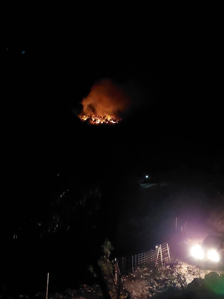 Ua Pou. Le fond de vallée de Hakahetau est en feu. Ua Pou. Le fond de vallée de Hakahetau est en feu.