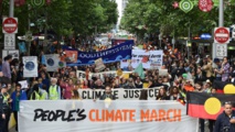 Des dizaines de milliers d'Australiens donnent le coup d'envoi des marches pour le climat Des dizaines de milliers d'Australiens donnent le coup d'envoi des marches pour le climat
