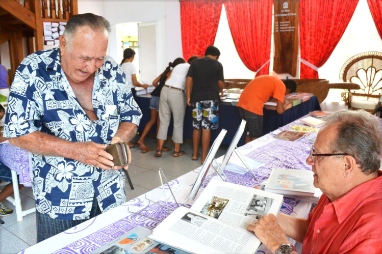 Les habitants de Uturoa ont pu faire dédicacer la semaine dernière le dernier tome de Tahiti Autonome.