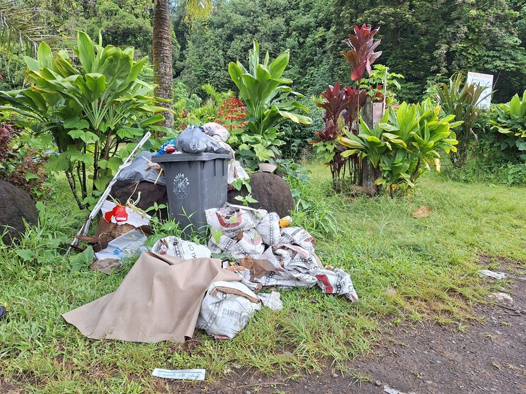 Les incivilités persistent, y compris sur des sites remarquables comme la double cascade Vaihi. Les incivilités persistent, y compris sur des sites remarquables comme la double cascade Vaihi.