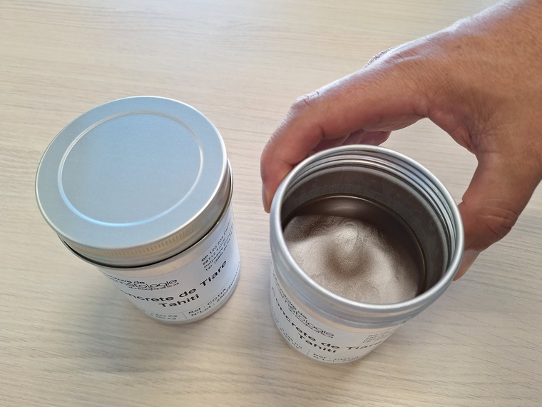 Ce concentré de parfum se vend entre 1,8 et 2 millions de francs le kilo. Ce concentré de parfum se vend entre 1,8 et 2 millions de francs le kilo.