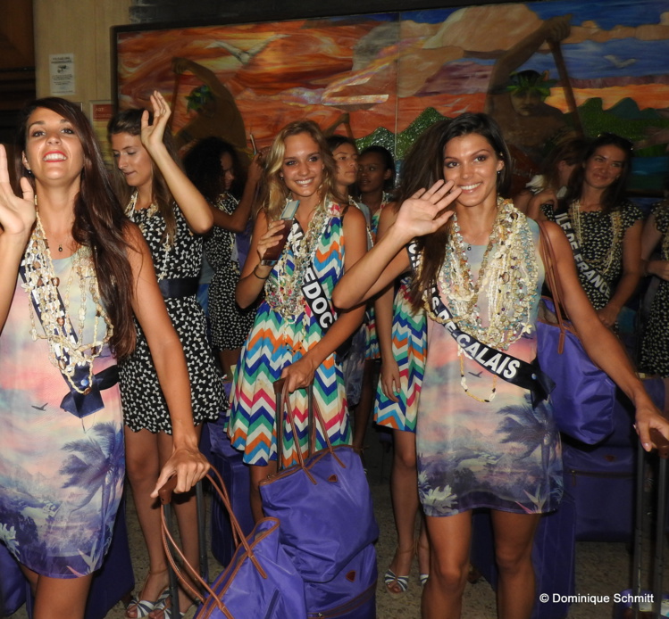 Miss France : les 31 perles chantent "Manava" avant de s'envoler