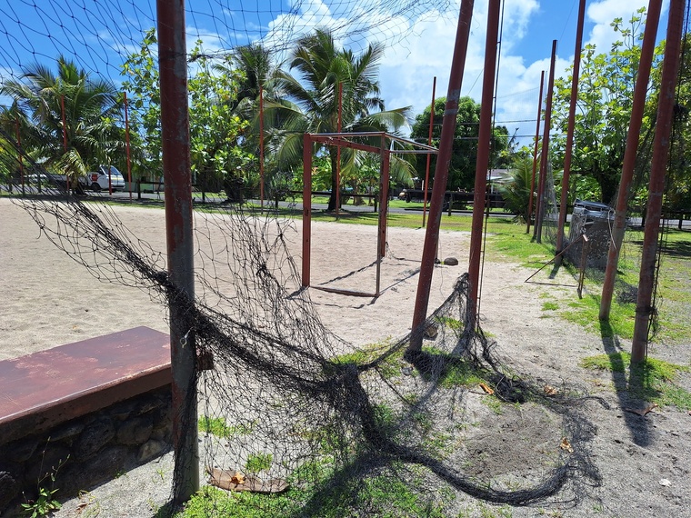 Les filets de protection du terrain de beach soccer partent en lambeaux. Les filets de protection du terrain de beach soccer partent en lambeaux.