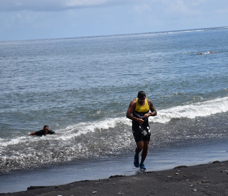 Le binôme Henriou-Lagarde à la sortie du swim. Le binôme Henriou-Lagarde à la sortie du swim.