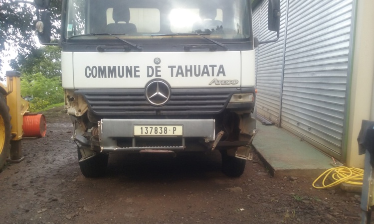 Tahuata : le camion de la commune qui transportait du coprah s'est renversé Tahuata : le camion de la commune qui transportait du coprah s'est renversé