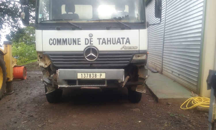 Tahuata : le camion de la commune qui transportait du coprah s'est renversé
