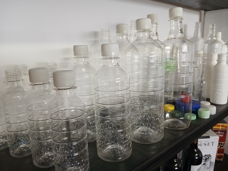 Des bouteilles de différentes tailles allant de 25 cl à un litre. Des bouteilles de différentes tailles allant de 25 cl à un litre.
