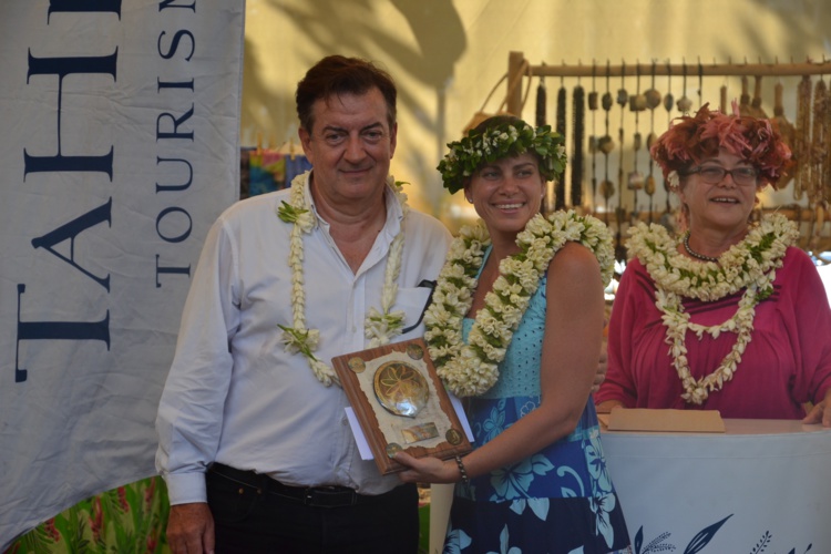 Remise de son prix à l'agence OPT de Pirae