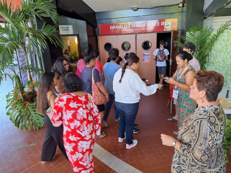 Les “vagues” des entrées et des sorties rythment le village (Crédit : Anne-Charlotte Lehartel).