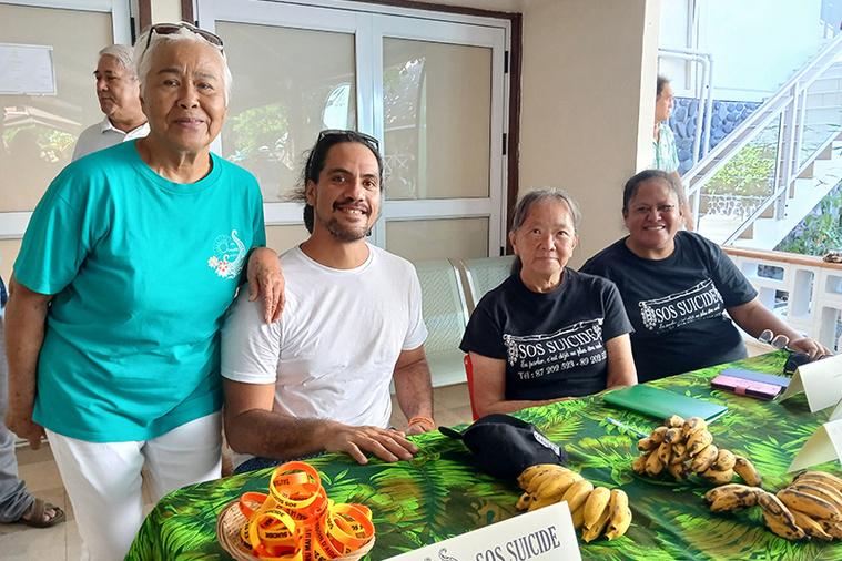 “Communiquer, la base de la prévention” du suicide “Communiquer, la base de la prévention” du suicide