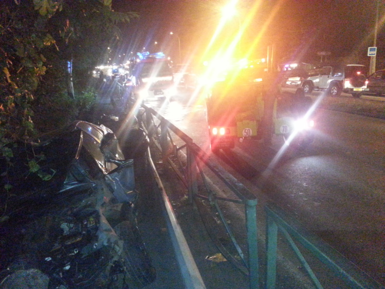 L'une des voitures a décollé pour finir sa course dans le bas côté après être passée par dessus la rambarde métallique, mettant par terre au passage l'un des lampadaires d'éclairage public. L'une des voitures a décollé pour finir sa course dans le bas côté après être passée par dessus la rambarde métallique, mettant par terre au passage l'un des lampadaires d'éclairage public.