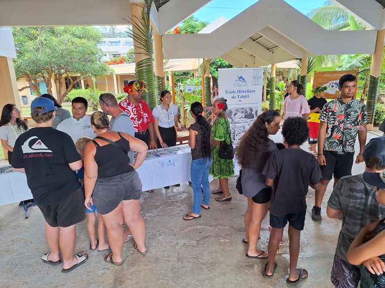 Les familles ont profité de cette occasion pour échanger avec les étudiants. Les familles ont profité de cette occasion pour échanger avec les étudiants.