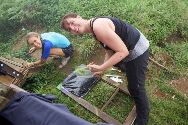 Les filles aussi se sont mises au bricolage. Les filles aussi se sont mises au bricolage.