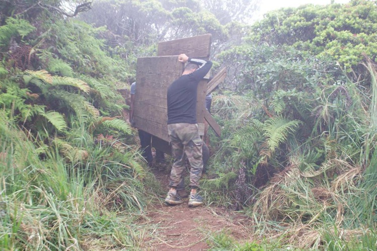 Les rando-nettoyeurs continuent de réhabiliter les refuges du mont Aorai