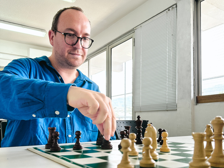 Un grand maître du jeu d'échecs à Tahiti Un grand maître du jeu d'échecs à Tahiti