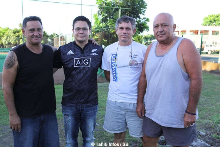 (de G à D) Abel Temarii, Gérald Huioutu, le représentant de l'athlétisme, Ramon Gatien (de G à D) Abel Temarii, Gérald Huioutu, le représentant de l'athlétisme, Ramon Gatien