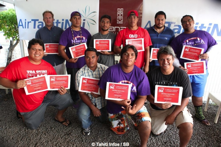 Les jeunes diplômés avec le nouveau repsonsable de la sélection, Richard Tahio (en blanc) Les jeunes diplômés avec le nouveau repsonsable de la sélection, Richard Tahio (en blanc)