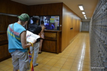Une file d'attente à la poste de Papeete pour la récupération de colis.