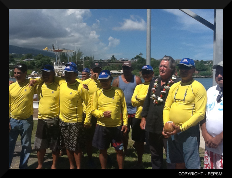 Une pirogue à voile secourue au large de Tetiaroa Une pirogue à voile secourue au large de Tetiaroa