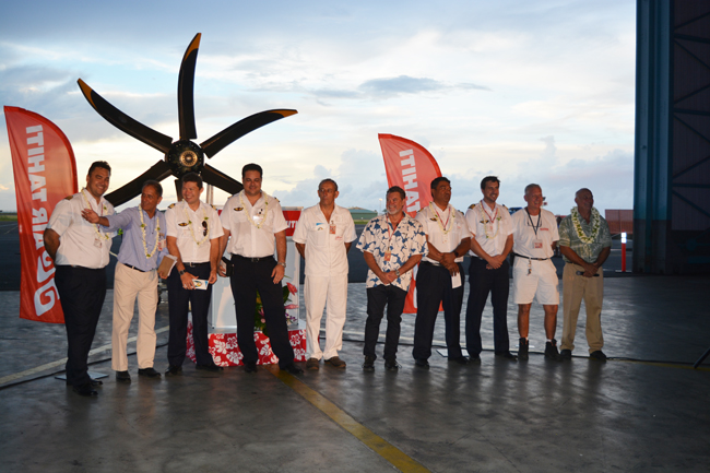 L'équipage qui a convoyé le tout dernier ATR 72-600 jusqu'à Tahiti avec le P-dg de la compagnie Joël Allain et le directeur général Manate Vivish.