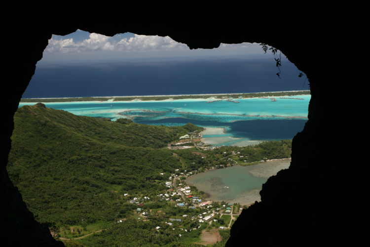 Une fois dans la grotte, voici la vue que le visiteur prend en pleine figure en se retournant : les efforts de la grimpette sont effacés en un instant ! Une fois dans la grotte, voici la vue que le visiteur prend en pleine figure en se retournant : les efforts de la grimpette sont effacés en un instant !