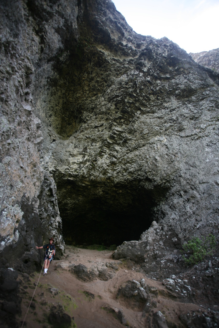 L'entrée de la grotte lorsque l'on se trouve “à sa porte” ; l'effet d'optique du grand angle la fait paraître petite, mais entre le sol et la voûte, il y a bien vingt mètres de hauteur. Au premier plan, notre guide, Eric.