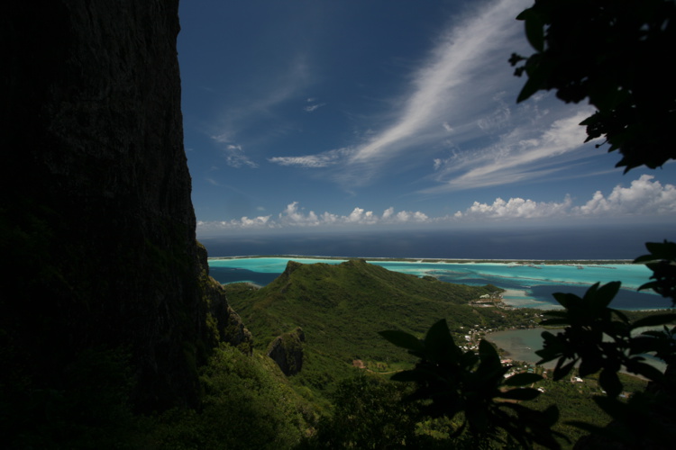 La partie finale de la grimpette s’effectue contre la dent verticale du Otemanu. Singulier contraste entre la douceur du lagon et la brutalité de la parois de basalte. La partie finale de la grimpette s’effectue contre la dent verticale du Otemanu. Singulier contraste entre la douceur du lagon et la brutalité de la parois de basalte.