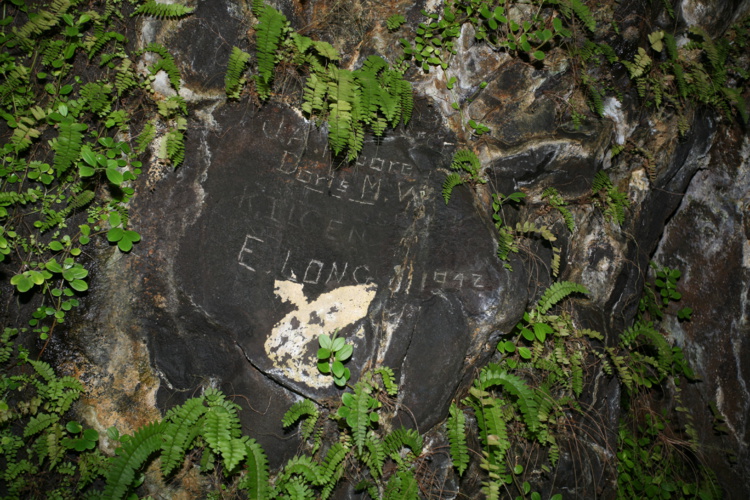 Au fond de la grotte, des graffitis indiquent que les Américains, en 1942, venaient déjà se balader ici. Une Doris y a eu un rendez-vous… galant ? Au fond de la grotte, des graffitis indiquent que les Américains, en 1942, venaient déjà se balader ici. Une Doris y a eu un rendez-vous… galant ?