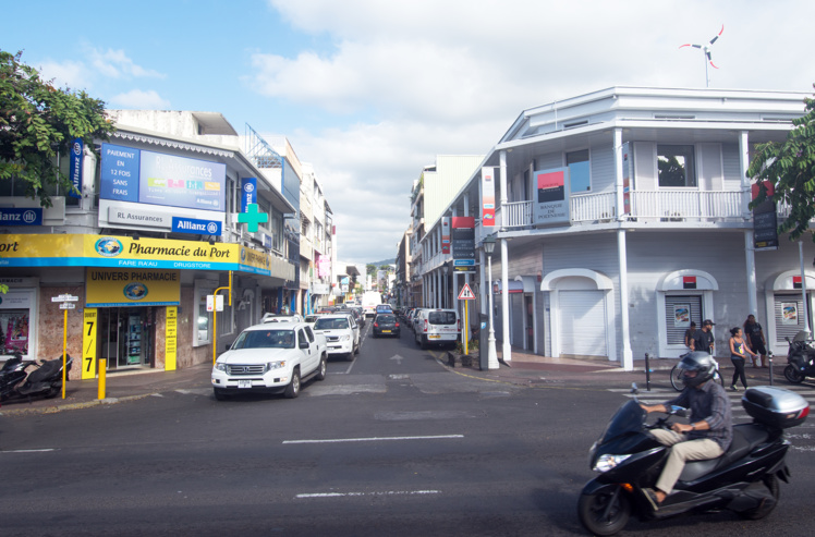 Le même carrefour aujourd’hui avec à gauche la Pharmacie du Port et à droite, la Banque de Polynésie.