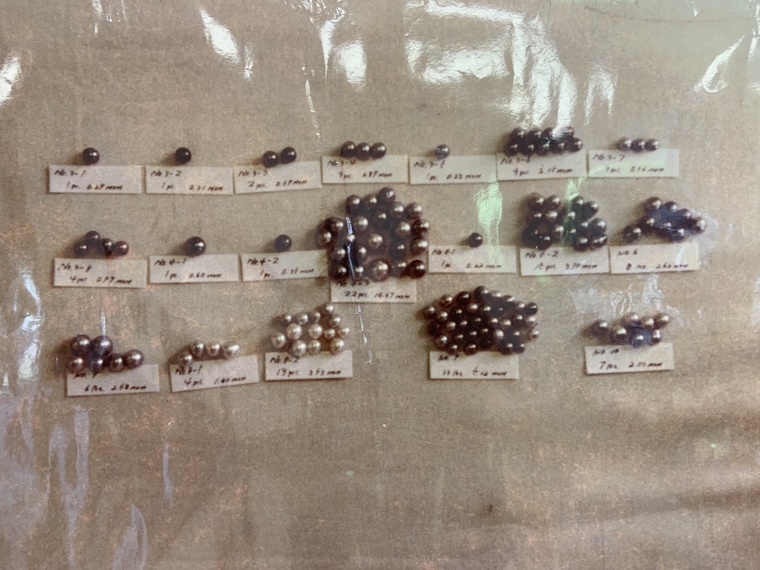 Une photo d'archive des premières perles de Tahiti – à l'époque appelée perles de Bora Bora – en 1965. Crédit photo : DR. Une photo d'archive des premières perles de Tahiti – à l'époque appelée perles de Bora Bora – en 1965. Crédit photo : DR.