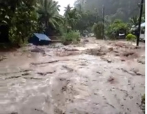 Un torrent d'eau déferle sur la route de la vallée de Faaripo (vidéo)