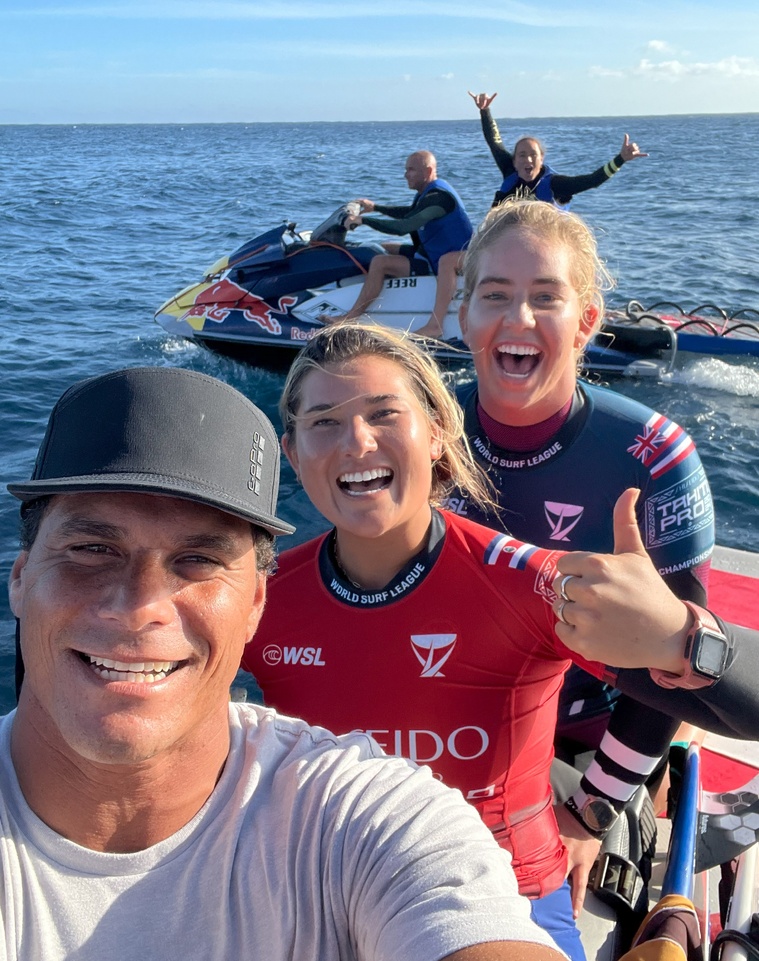 Tereva David lors de la Tahiti Pro avec Courtney Conlogue et Brisa Hennessy. Tereva David lors de la Tahiti Pro avec Courtney Conlogue et Brisa Hennessy.