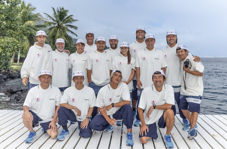 Tereva et l’équipe japonaise de surf lors des JO 2024. Tereva et l’équipe japonaise de surf lors des JO 2024.