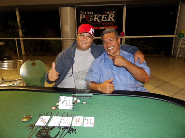 Ken Tahaitu (casquette) et Rarii Lenoir après la dernière main du heads up, vers 2 heures dimanche matin.