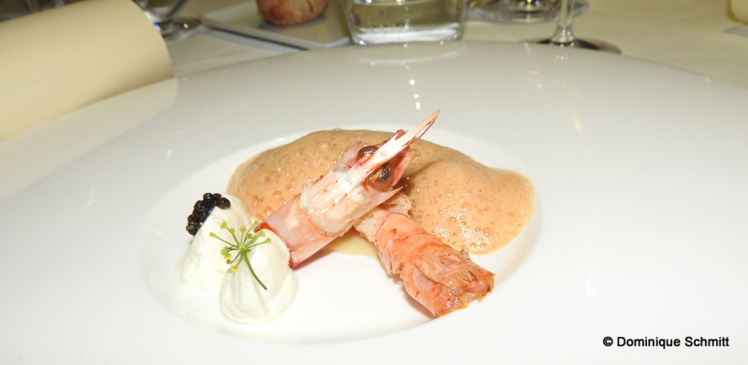 Langoustine grillée en raviole et sa crème légère au combava Langoustine grillée en raviole et sa crème légère au combava