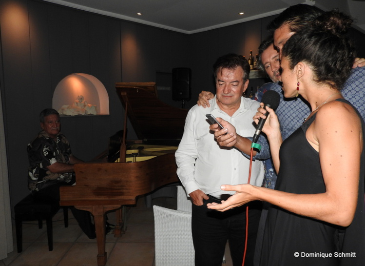 Dans une ambiance chaleureuse, Jean-Christophe Bouissou a joué un air d'Imagine au piano.