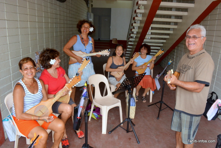 Joël Burns, entouré de ses élèves, à Faa'a. Joël Burns, entouré de ses élèves, à Faa'a.