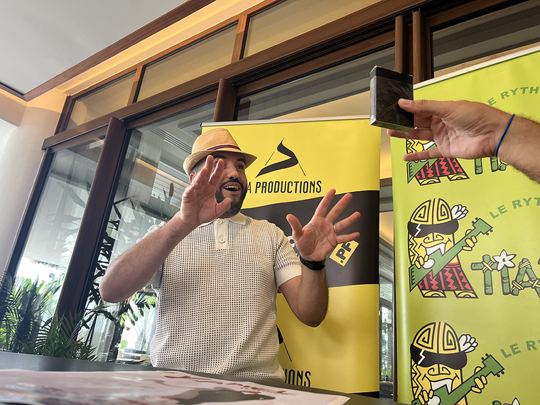 Kamel Le Magicien sur scène à Tahiti Kamel Le Magicien sur scène à Tahiti